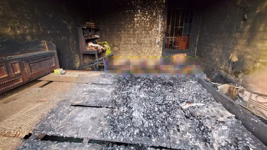  Căn phòng nơi phát hiện 2 thi thể bị cháy. Ảnh: Công an Bình Phước