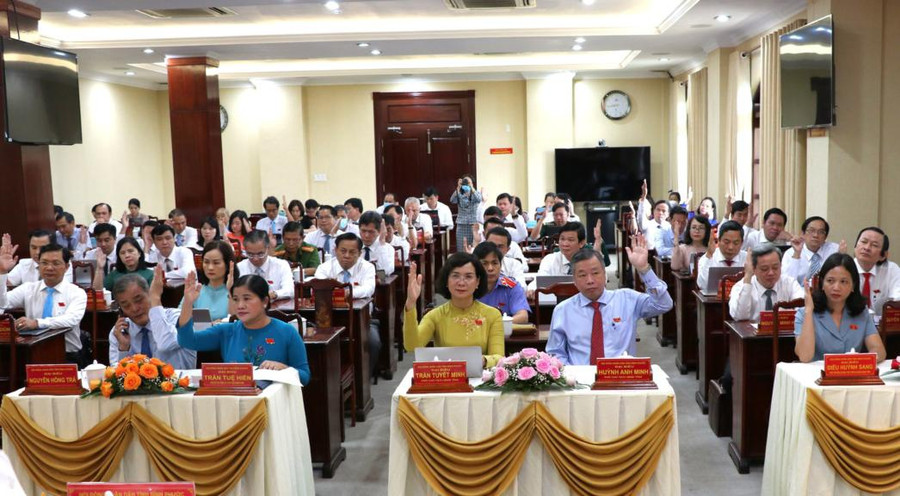 Các đại biểu thông qua nghị quyết liên quan đến 3 dự án giao thông trọng điểm. Ảnh: H.G Các đại biểu thông qua nghị quyết liên quan đến 3 dự án giao thông trọng điểm. Ảnh: H.G