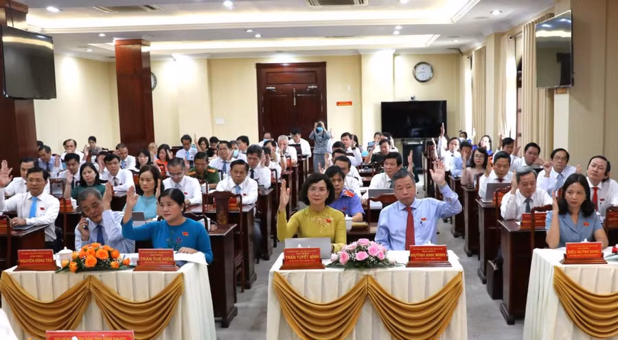 Các đại biểu thông qua nghị quyết liên quan đến 3 dự án giao thông trọng điểm. Ảnh: H.G