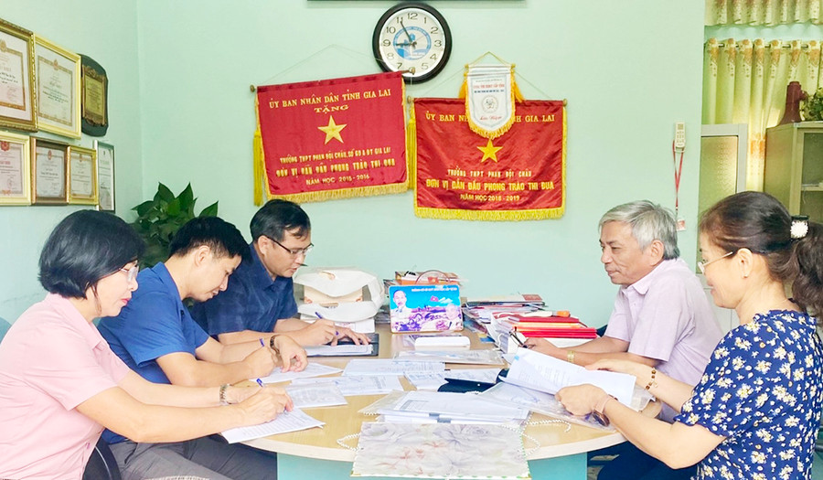 Đoàn kiểm tra của Sở GD-ĐT làm việc với Ban Giám hiệu Trường THPT Phan Bội Châu (TP. Pleiku). Ảnh: Mộc Trà Đoàn kiểm tra của Sở GD-ĐT làm việc với Ban Giám hiệu Trường THPT Phan Bội Châu (TP. Pleiku). Ảnh: Mộc Trà