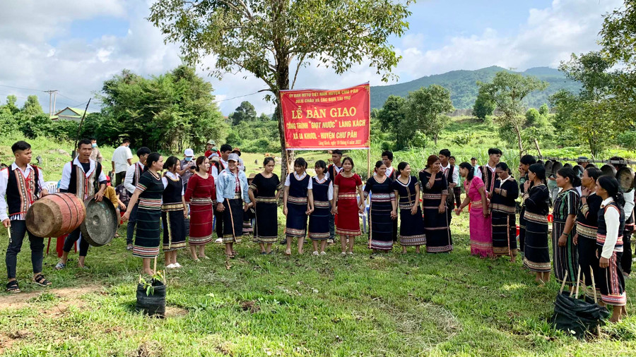 Bà con làng Kách trình diễn cồng chiêng và múa xoang trong Lễ bàn giao công trình giọt nước. Ảnh: Như Nguyện