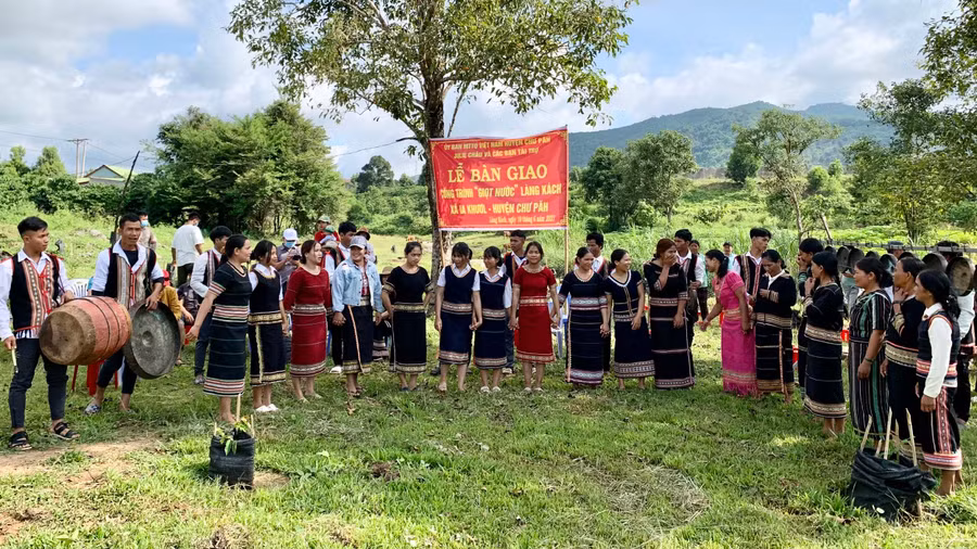 Bà con làng Kách trình diễn cồng chiêng và múa xoang trong Lễ bàn giao công trình giọt nước. Ảnh: Như Nguyện