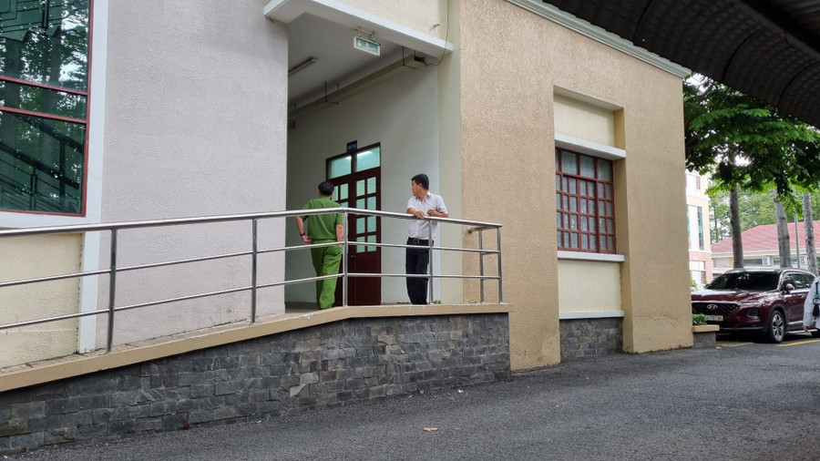 Các cơ quan chức năng đang tiến hành khám xét nơi làm việc của bị can Nguyễn Hoàng Nghĩa. Ảnh: Lê Bình Các cơ quan chức năng đang tiến hành khám xét nơi làm việc của bị can Nguyễn Hoàng Nghĩa. Ảnh: Lê Bình