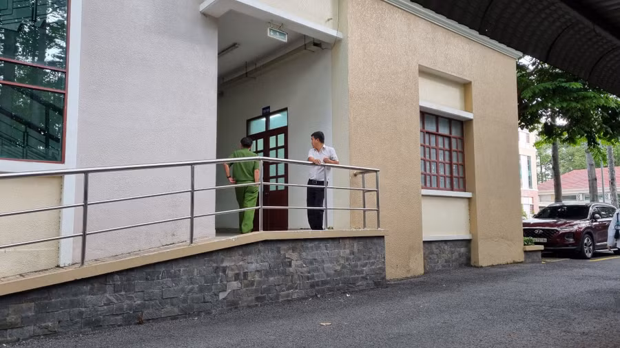  Các cơ quan chức năng đang tiến hành khám xét nơi làm việc của bị can Nguyễn Hoàng Nghĩa. Ảnh: Lê Bình