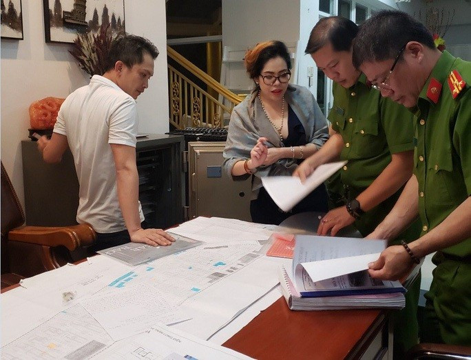 Công an khám xét nhà bị can Phạm Thị Tuyết Nhung Công an khám xét nhà bị can Phạm Thị Tuyết Nhung