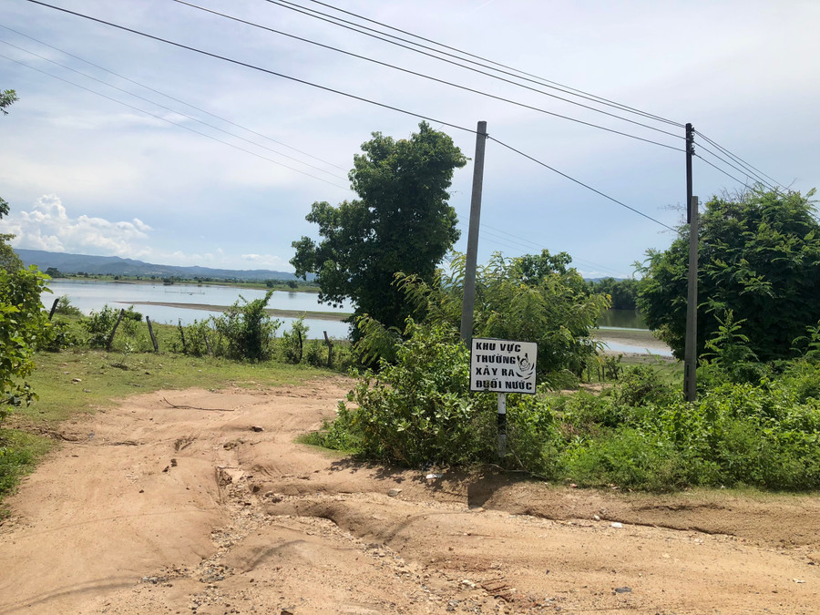 Xã Krông Năng cắm biển cảnh báo khu vực thường xảy ra đuối nước. Ảnh: Gia Hưng