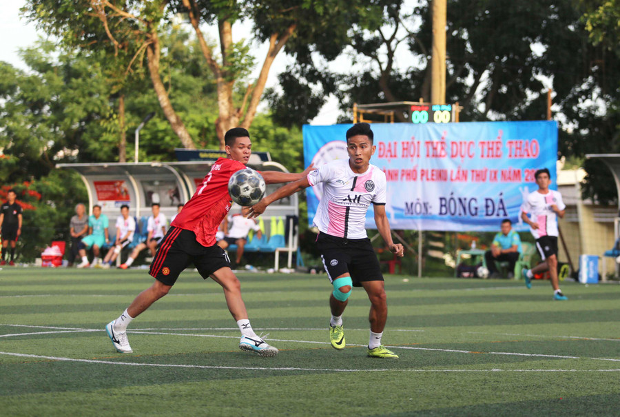 Các trận đấu ở môn bóng đá nam diễn ra gay cấn và hấp dẫn với 13 đội bóng tranh tài. Ảnh: Lê Văn Ngọc