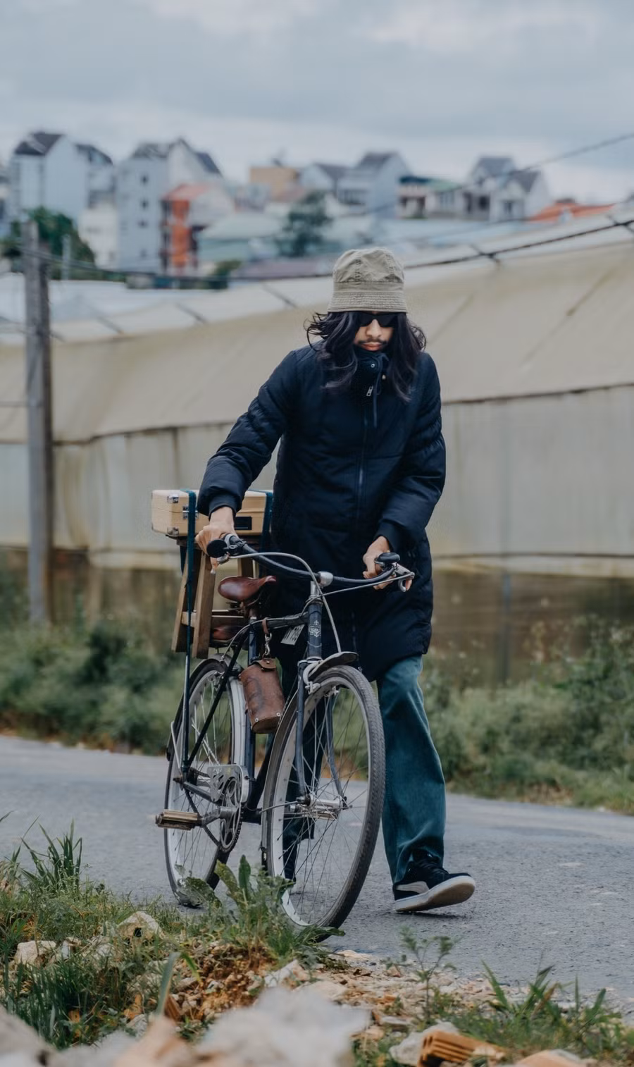 Nói về thời điểm phát hành MV, Đen cho biết: “Từ trước đến nay tôi không tính gì, mỗi bài nhạc làm xong tôi đều háo hức đưa nó đến với khán giả ngay. Ai muốn nghe không là những giải tỏa của tôi trong giai đoạn này, nếu để sang giai đoạn khác mới ra mắt thì không còn đúng tâm trạng của mình nữa