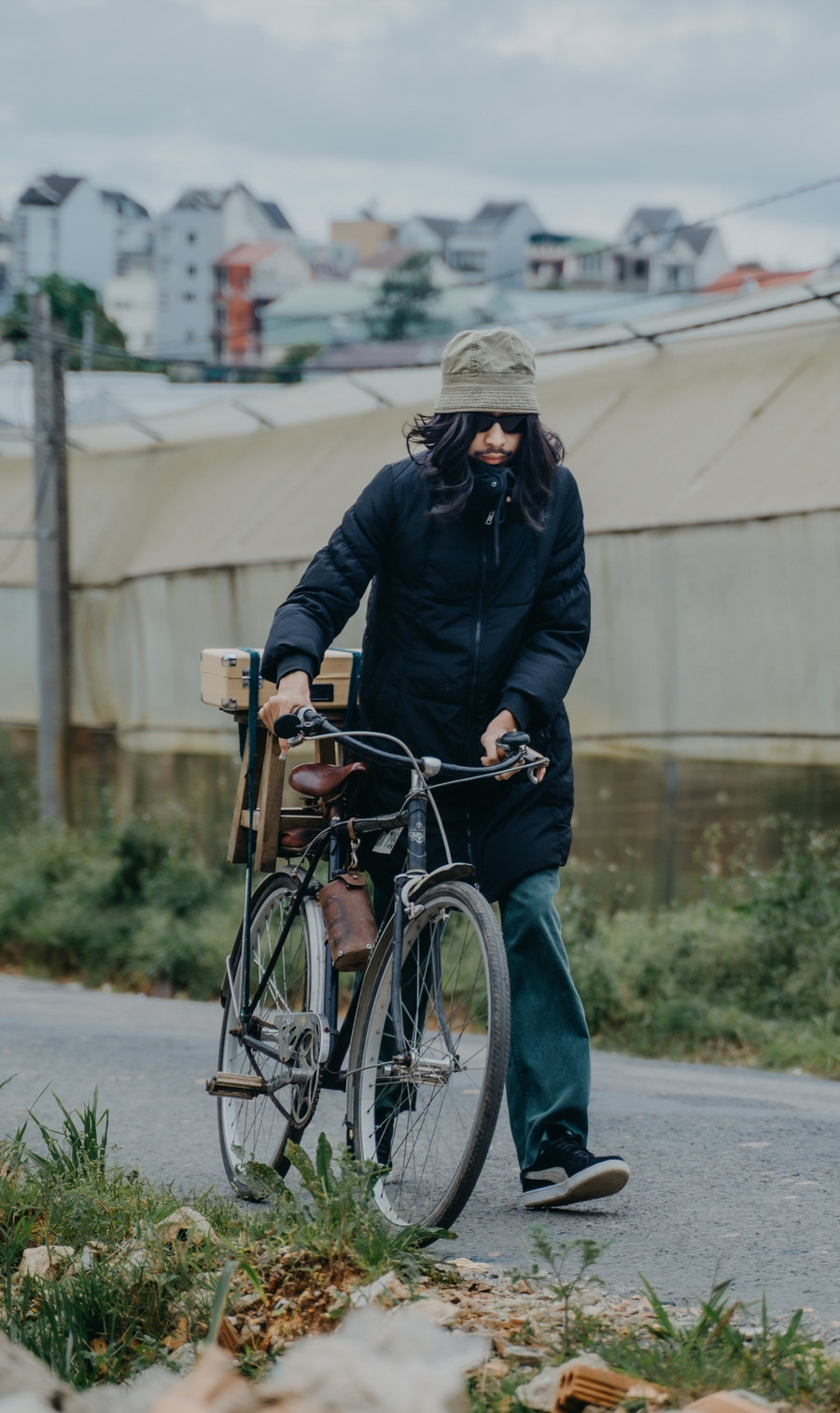 Nói về thời điểm phát hành MV, Đen cho biết: “Từ trước đến nay tôi không tính gì, mỗi bài nhạc làm xong tôi đều háo hức đưa nó đến với khán giả ngay. Ai muốn nghe không là những giải tỏa của tôi trong giai đoạn này, nếu để sang giai đoạn khác mới ra mắt thì không còn đúng tâm trạng của mình nữa