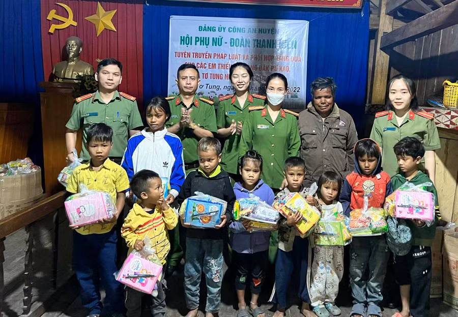 Hội Phụ nữ, Đoàn Thanh niên, Công an huyện Kbang tặng 100 suất quà cho thiếu nhi làng Đak Pơ Kao. Ảnh: Hoàng Quý