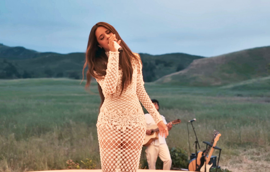 Thiết kế được hoàn thiện trong vòng 450 tiếng và chuyển từ Việt Nam đến tay cựu thành viên Fifth Harmony. Ảnh: NTK