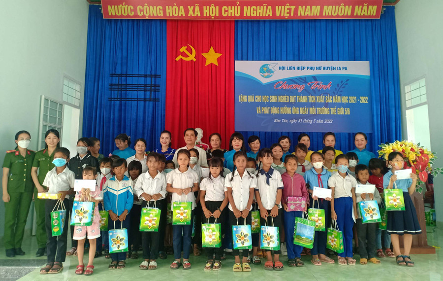 Trao quà cho các em học sinh đạt thành tích xuất sắc năm học 2021-2022. Ảnh: Như Loan