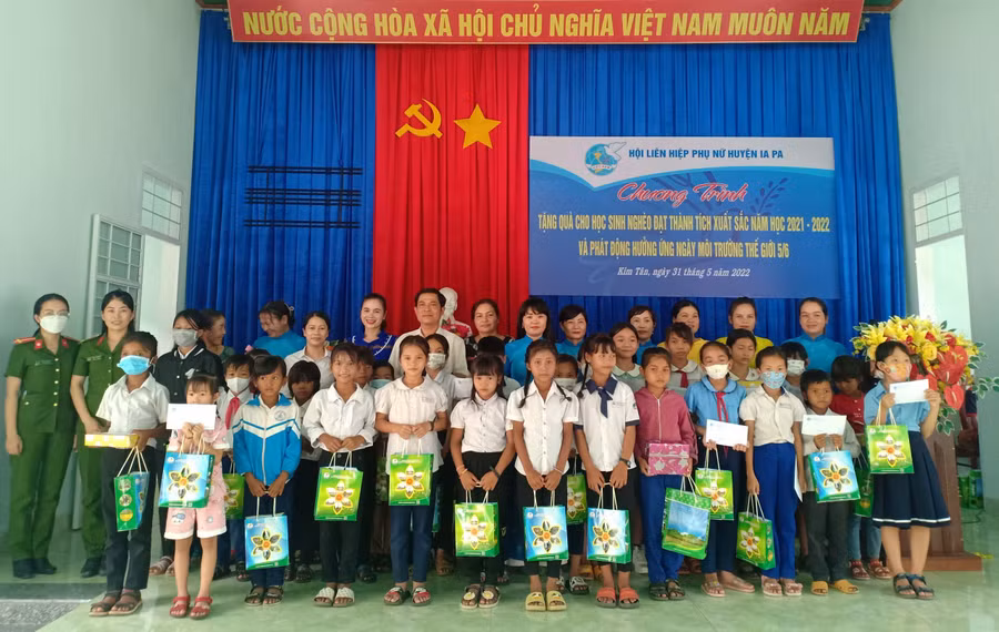 Trao quà cho các em học sinh đạt thành tích xuất sắc năm học 2021-2022. Ảnh: Như Loan