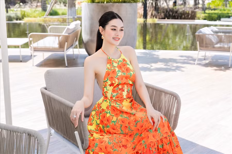 Khác biệt với 2 người bạn của mình, Tường San chọn 