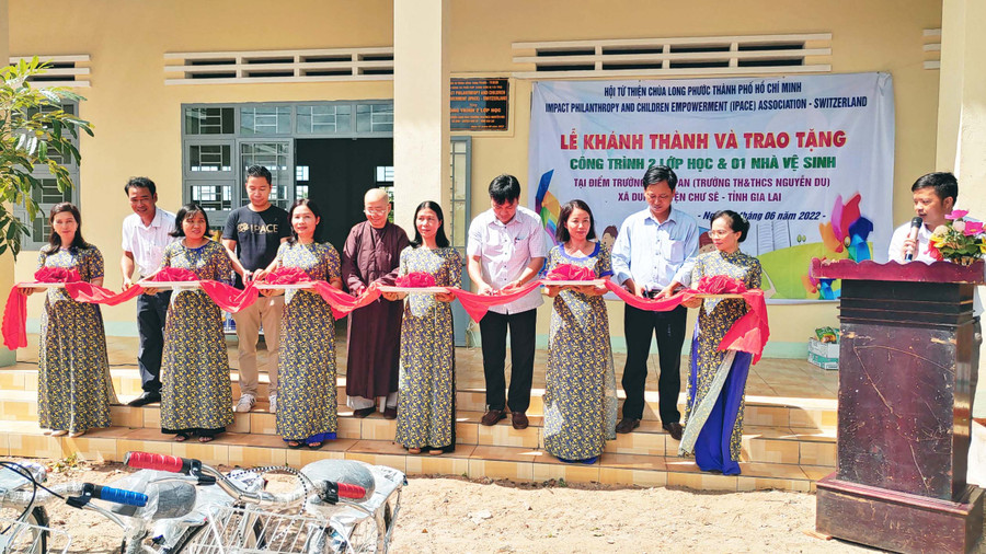 Đoàn đã khánh thành và tặng các công trình cho thầy cô giáo và học sinh tại điểm trường làng Pan. Ảnh: Hồng Thương