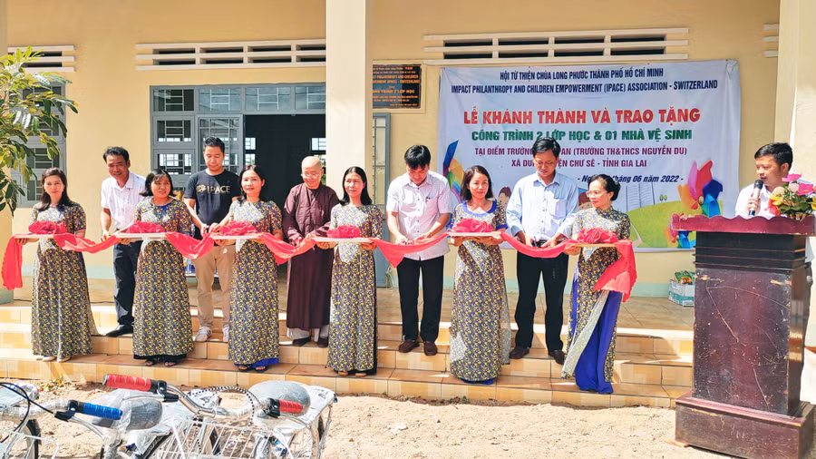 Đoàn đã khánh thành và tặng các công trình cho thầy cô giáo và học sinh tại điểm trường làng Pan. Ảnh: Hồng Thương