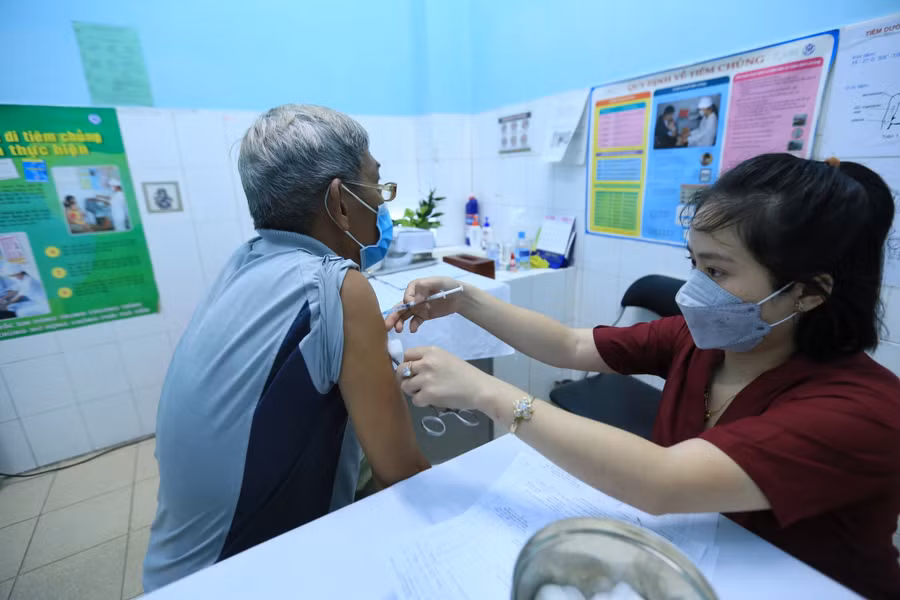 Người dân tiêm vắc xin phòng Covid-19 mũi 4 tại trạm y tế P.7, Q.Gò Vấp, TP.HCM. Ảnh: Nhật Thịnh