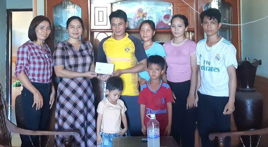  Lãnh đạo 2 đơn vị tặng quà cho gia đình chị Rơ Châm H'Say-làng Tung, xã Ia Nan, huyện Đức Cơ. Ảnh: Đinh Yến