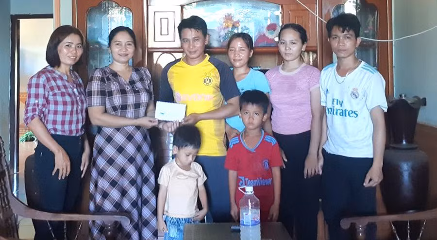  Lãnh đạo 2 đơn vị tặng quà cho gia đình chị Rơ Châm H'Say-làng Tung, xã Ia Nan, huyện Đức Cơ. Ảnh: Đinh Yến