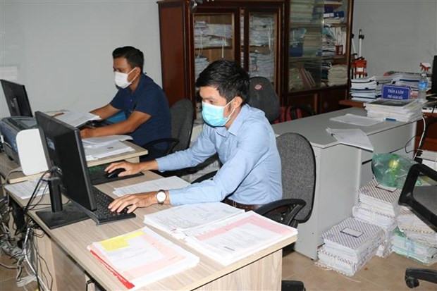 Cán bộ Văn phòng đăng ký đất đai thành phố Bạc Liêu thực hiện các biện pháp nghiệp vụ trong việc cấp giấy chứng nhận quyền sử dụng đất. Ảnh: Tuấn Kiệt/TTXVN