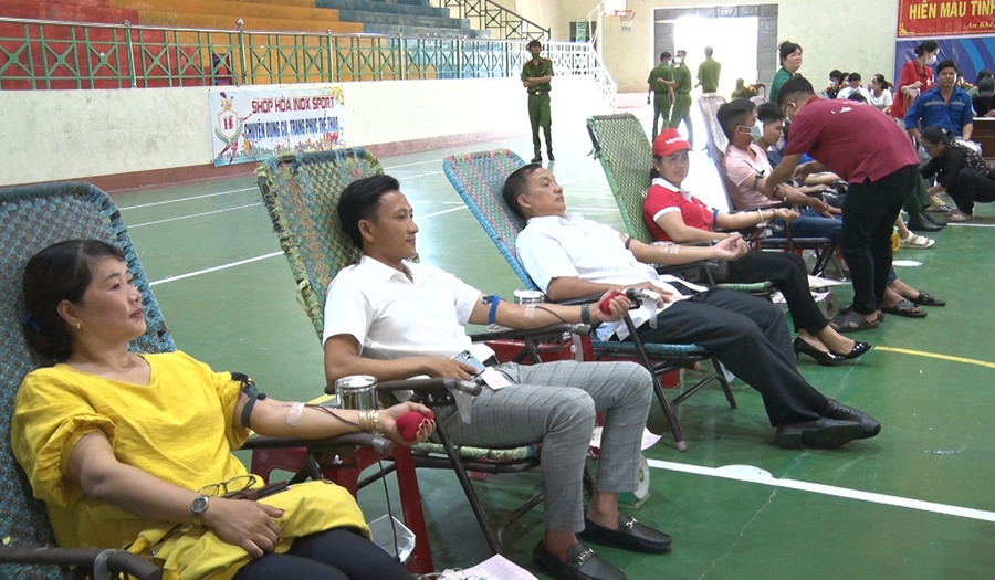 Quang cảnh lễ hiến máu tình nguyện thị xã An Khê năm 2022. Ảnh: Thế Huynh Quang cảnh lễ hiến máu tình nguyện