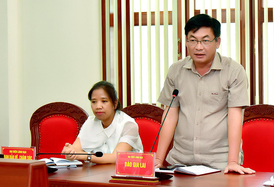 Tổng Biên tập Báo Gia Lai Huỳnh Kiên phát biểu tại hội nghị về công tác đấu thầu in báo. Ảnh: Đức Thụy Tổng Biên tập Báo Gia Lai Huỳnh Kiên phát biểu tại hội nghị về công tác đấu thầu in báo. Ảnh: Đức Thụy