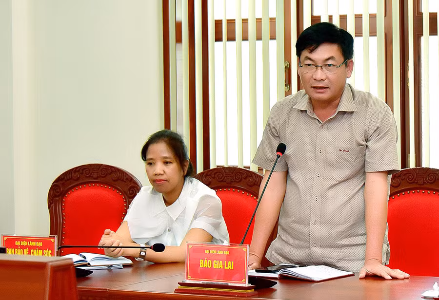 Tổng Biên tập Báo Gia Lai Huỳnh Kiên phát biểu tại hội nghị về công tác đấu thầu in báo. Ảnh: Đức Thụy