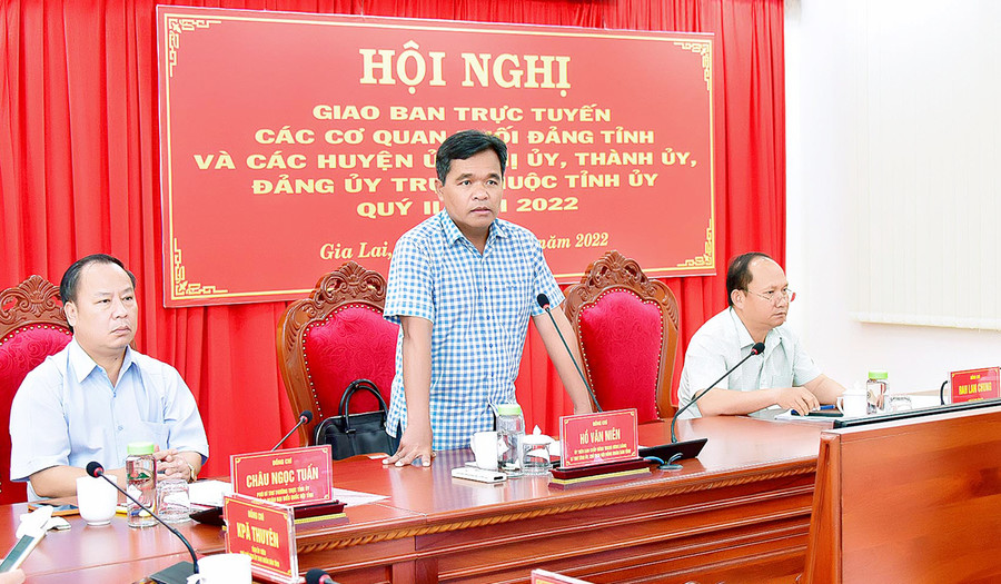 Đồng chí Hồ Văn Niên-Ủy viên Ban Chấp hành Trung ương Đảng, Bí thư Tỉnh ủy, Chủ tịch HĐND tỉnh phát biểu chỉ đạo tại hội nghị. Ảnh: Đức Thụy. Đồng chí Hồ Văn Niên-Ủy viên Ban Chấp hành Trung ương Đảng, Bí thư Tỉnh ủy, Chủ tịch HĐND tỉnh phát biểu chỉ đạo tại hội nghị. Ảnh: Đức Thụy.