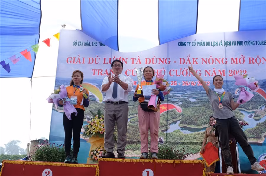 Ban tổ chức trao giải cho vận động viên nội dung dù lượn nữ. Ảnh: M.H