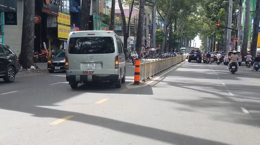 Chiều 24.5, ô tô biển số trắng 51B - 330... chở nam bệnh nhân cùng người nhà chuyển viện từ Bệnh viện Phạm Ngọc Thạch qua Bệnh viện 1A, liên tục vượt đèn đỏ, lấn làn, chạy ngược chiều