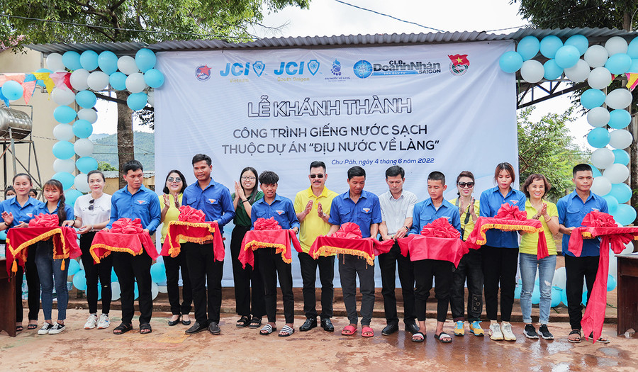 Đại diện nhà tài trợ, Huyện Đoàn Chư Păh và UBND xã Ia Mơ Nông cắt băng khánh thành công trình giếng nước sạch tại làng A Mơng. Ảnh: Phan Lài Đại diện nhà tài trợ, Huyện Đoàn Chư Păh và UBND xã Ia Mơ Nông cắt băng khánh thành công trình giếng nước sạch tặng làng A Mơng (xã Ia Mơ Nông, huyện Chư Păh). Ảnh: Phan Lài