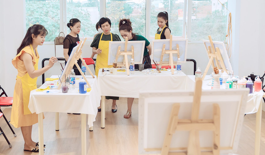 Các học viên tham gia khóa học “Giúp phụ nữ khí chất hơn” do Trung tâm Vietskill Gia Lai tổ chức. Ảnh: Ngọc Quý Các học viên tham gia khóa học “giúp phụ nữ khí chất hơn” do Trung tâm Vietskill Gia Lai tổ chức. Ảnh: Ngọc Quý