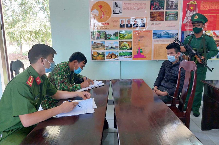 Lực lượng chức năng lấy lời khai các đối tượng trong vụ vận chuyển gần 900 kg pháo tại địa bàn xã Ia O, huyện Ia Grai. Ảnh: Vĩnh Hoàng