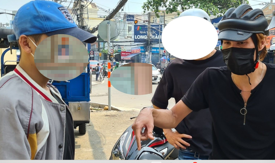 Một đối tượng (bìa phải) chuyên nhận làm thẻ ngân hàng cho khách từ CCCD, CMND mua bán trên mạng. Ảnh: Công Nguyên Một đối tượng (bìa phải) chuyên nhận làm thẻ ngân hàng cho khách từ CCCD, CMND mua bán trên mạng. Ảnh: Công Nguyên