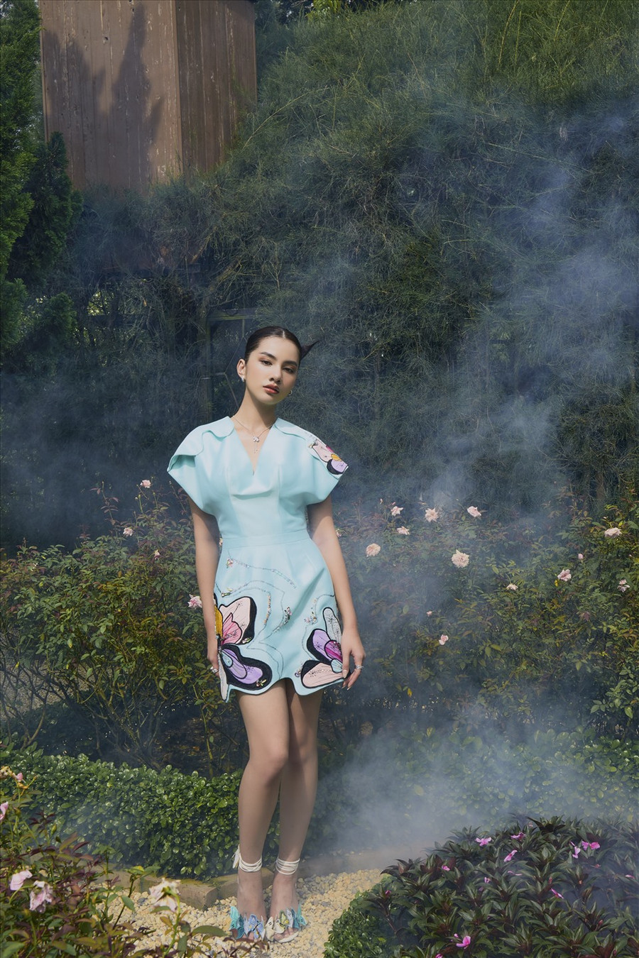 Trên nền chất liệu satin cao cấp, những đóa hoa thêu tay được tạo hình bằng phương pháp đắp nổi 3D, nhằm tạo ấn tượng thị giác bắt mắt. Trên nền chất liệu satin cao cấp, những đóa hoa thêu tay được tạo hình bằng phương pháp đắp nổi 3D, nhằm tạo ấn tượng thị giác bắt mắt.