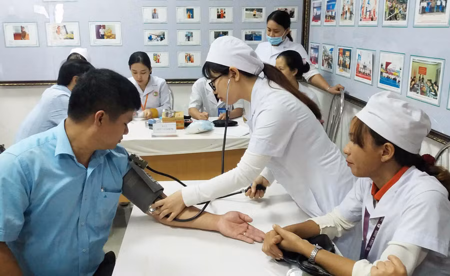 Nâng cao chất lượng khám-chữa bệnh thu hút người dân tham gia BHYT. Ảnh: Như Nguyện