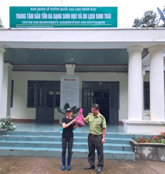 Cá thể tê tê quý hiếm được Hạt Kiểm lâm TP.Kon Tum bàn giao cho Trung tâm Bảo tồn đa dạng sinh học và Du lịch sinh thái chăm sóc. Ảnh: CTV