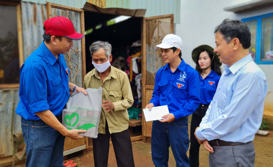 Anh Thái Giang Nam (bìa trái)-Phó Bí thư Thành Đoàn Pleiku tặng quà cho gia đình chính sách ở xã Gào (TP. Pleiku). Ảnh: Phan Lài