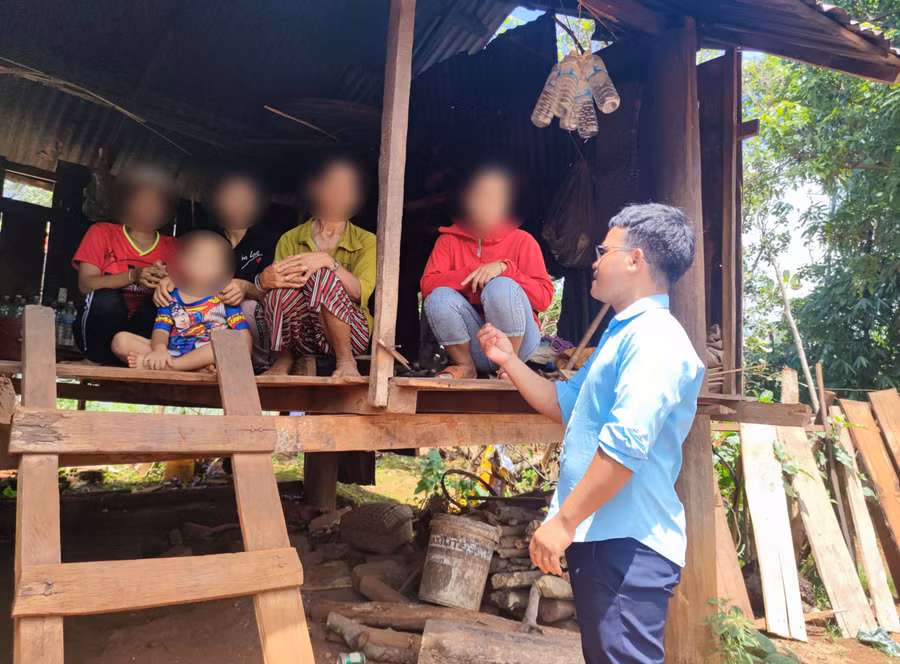 Ông Ksor Tuâng-Phó Chủ tịch UBND xã Ia O (huyện Ia Grai) thăm hỏi, động viên gia đình bà K.P. có 2 con bị lừa qua Campuchia làm việc. Ảnh: Hoành Sơn