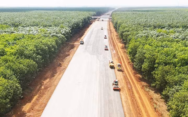 Thi công đường cao tốc Dầu Giây-Phan Thiết, đoạn qua địa bàn tỉnh Đồng Nai.