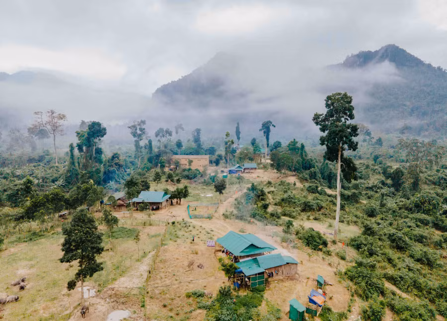 Bản Đoòng (xã Tân Trạch, H.Bố Trạch, Quảng Bình) giữa rừng di sản. Ảnh: Bá Cường