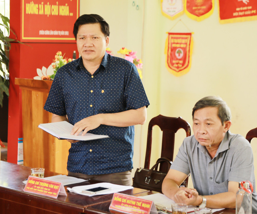 Phó Chủ tịch Thường trực HĐND tỉnh Trương Văn Đạt tham gia phát biểu ý kiến tại buổi làm việc. 