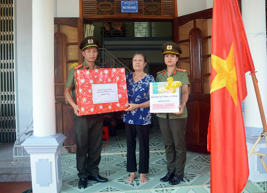 Đoàn Thanh niên, Hội Phụ nữ Công an tỉnh tặng quà cho bà Trần Thị Thìn (mẹ của liệt sĩ Rmah Tân). Ảnh: Lê Ánh Đoàn Thanh niên, Hội Phụ nữ Công an tỉnh tặng quà chúc mừng bà Trần Thị Thìn (mẹ liệt sỹ Rmah Tân). Ảnh: Lê Ánh