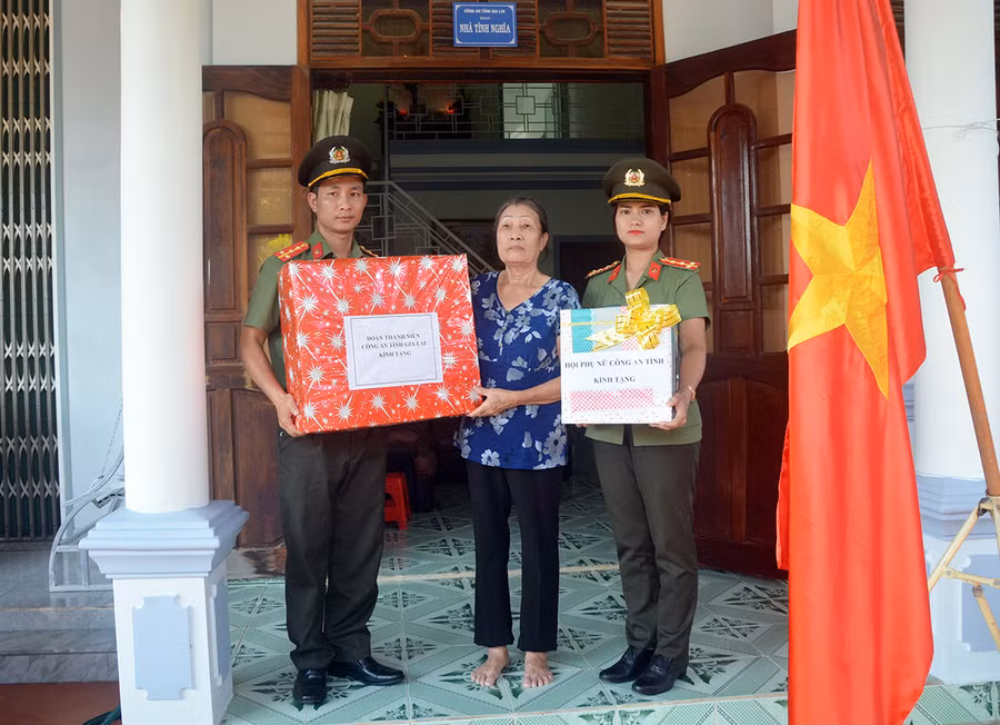 Đoàn Thanh niên, Hội Phụ nữ Công an tỉnh tặng quà chúc mừng bà Trần Thị Thìn (mẹ liệt sỹ Rmah Tân). Ảnh: Lê Ánh