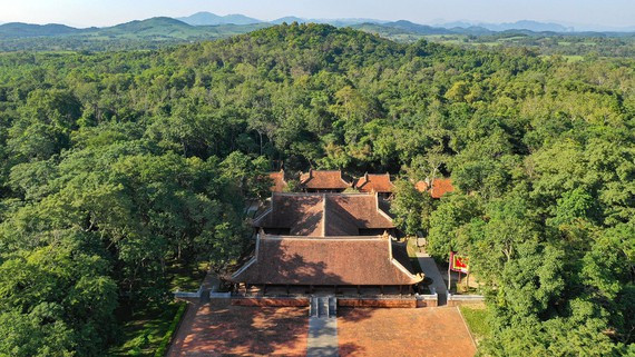 Chính điện Lam Kinh được bao bọc bởi rừng, phía sau là núi Lam Sơn Chính điện Lam Kinh được bao bọc bởi rừng, phía sau là núi Lam Sơn