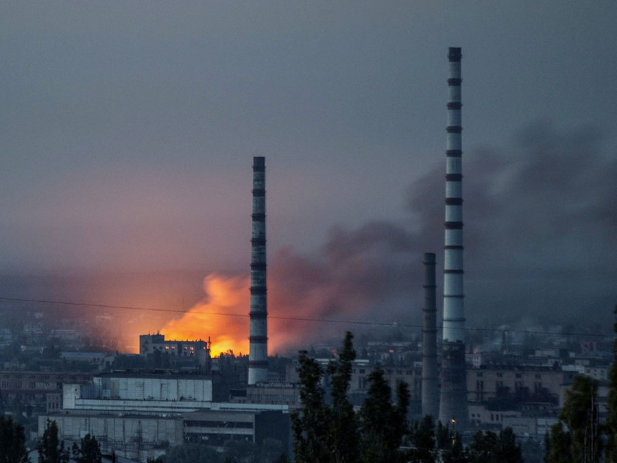 Khói lửa bốc lên sau cuộc tấn công ở TP.Severodonetsk ngày 18.6 - Ảnh: Reuters Khói lửa bốc lên sau cuộc tấn công ở TP.Severodonetsk ngày 18.6 - Ảnh: Reuters