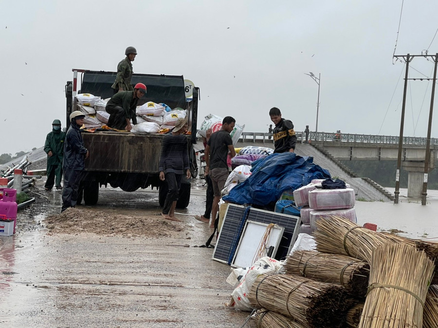 Krông Pa hỗ trợ người dân chuyển tài sản và người đến nơi an toàn trong đợt mưa bão năm 2021. Ảnh: Lê Nam