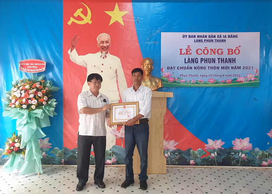  đại diện của làng Phun Thanh nhận quyết định công nhận làng đạt chuẩn nông thôn mới năm 2021. Ảnh: Tường Hân