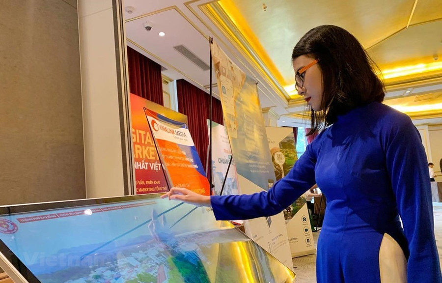 Trong giai đoạn phục hồi mới hậu COVID-19, chuyển đổi số được ví như chiếc đòn bẩy của nền kinh tế xanh. Ảnh minh họa: Mai Mai/Vietnam+