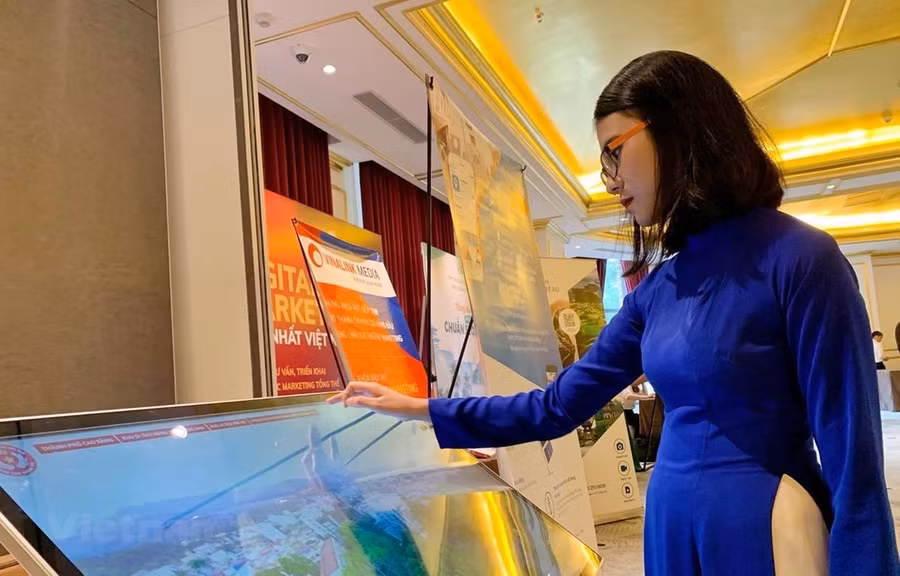 Trong giai đoạn phục hồi mới hậu COVID-19, chuyển đổi số được ví như chiếc đòn bẩy của nền kinh tế xanh. Ảnh minh họa: Mai Mai/Vietnam+